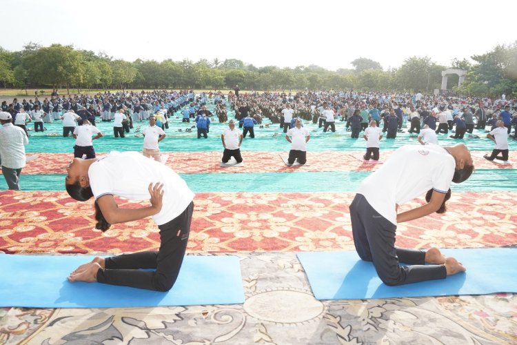 महात्मा फुले कृषी विद्यापीठ राहुरी येथे योगा दिवस उत्साहात साजरा आनंदी जीवनासाठी योगाचे महत्व अनन्य साधारण - अधिष्ठाता (कृषी) डॉ.सत्ताप्पा खरबडे.