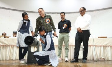 सावित्रीबाई फुले विद्यालयातील विद्यार्थ्यांना डॉ .नानासाहेब पवार सभागृहामध्ये खगोल अभ्यासकांनी आकाशाची दुनिया,दुर्बिणीच्या नजरेतून याबाबत केले उत्कृष्ट मार्गदर्शन .