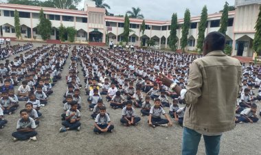 सावित्रीबाई फुले विद्यालयात सर्पमित्र सचिन गिरी यांचा सापाविषयी समज गैरसमज यावर प्रबोधनात्मक कार्यक्रम .