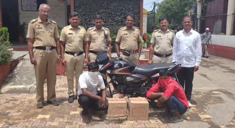 दारूची अवैध वाहतूक करणाऱ्या इसमांवर पोलिसांची कारवाई, गोटुंबे आखाडा येथून दोन इसम मुद्देमालासहित ताब्यात .