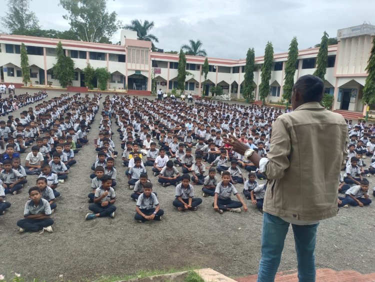 सावित्रीबाई फुले विद्यालयात सर्पमित्र सचिन गिरी यांचा सापाविषयी समज गैरसमज यावर प्रबोधनात्मक कार्यक्रम .