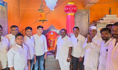 कौठा लोकनियुक्त सरपंच प्रमोद गजभार यांनी २ हनुमान मंदिरास झुंबराची श्रावणी भेट.