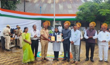 *राहुरी पोलीस ठाणेच्या वतीने अमली पदार्थ विरोधी जनजागृती करीता घेतलेल्या स्पर्धेतील तालुकास्तरीय विजेत्या स्पर्धकांचा स्वातंत्र्य दिनी मा. तहसिलदार,पोलीस निरीक्षक,गट शिक्षण अधिकारी राहुरी यांच्या हस्ते सन्मान.*