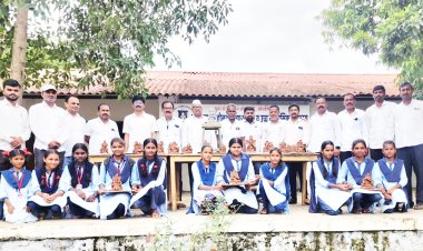 अहिल्याबाई होळकर विद्यालयात विद्यार्थ्यांनी बनवले मातीचे पर्यावरण पूरक गणपती.