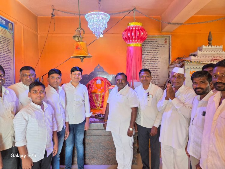 कौठा लोकनियुक्त सरपंच प्रमोद गजभार यांनी २ हनुमान मंदिरास झुंबराची श्रावणी भेट.