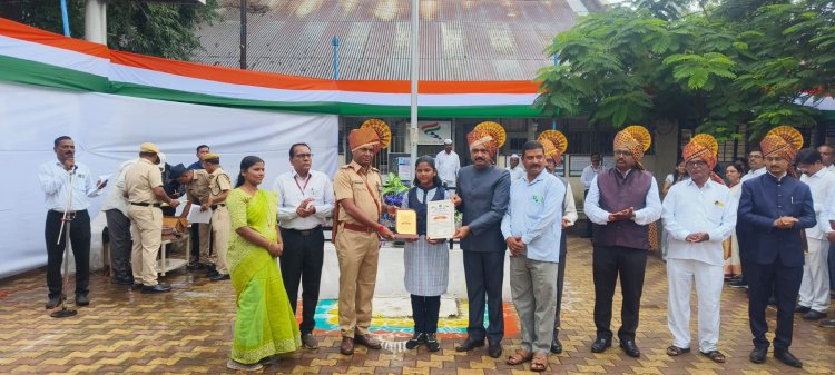 *राहुरी पोलीस ठाणेच्या वतीने अमली पदार्थ विरोधी जनजागृती करीता घेतलेल्या स्पर्धेतील तालुकास्तरीय विजेत्या स्पर्धकांचा स्वातंत्र्य दिनी मा. तहसिलदार,पोलीस निरीक्षक,गट शिक्षण अधिकारी राहुरी यांच्या हस्ते सन्मान.*