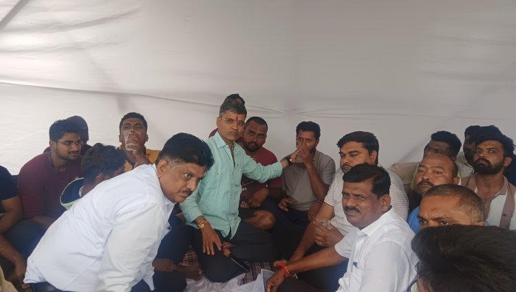 *म.फु.कृ.विद्यापीठाच्या प्रमुख प्रवेश द्वारावर सुरू असलेले प्रकल्पग्रस्तांचे उपोषण आज सोडले.*