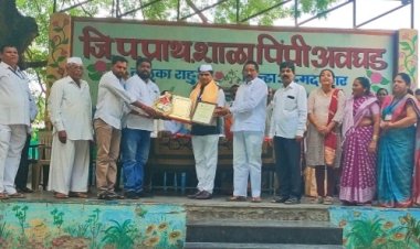 अनिल कल्हापुरे यांना आदर्श शिक्षक पुरस्कार मिळाल्याबद्दल पिंप्री अवघड ग्रामस्थांनी केला सन्मान .