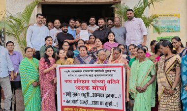 राहुरीतील रस्त्यांच्या दुरावस्थेच्या विरोधात नाथ प्रतिष्ठानचा मोर्चा, खड्ड्यामध्ये आंघोळ करत युवकाने केला निषेध