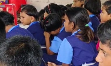 चांदा येथिल सोमेश्वर क्लास प्राथमिक शाळेतून बदली झालेल्या शिक्षकांना निरोप देतांना विद्यार्थ्यांना अश्रु अनावर.