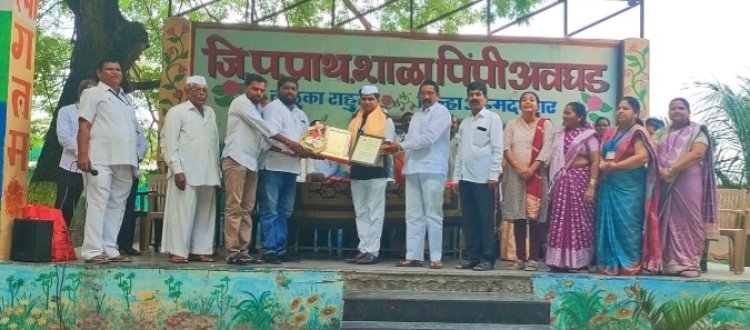अनिल कल्हापुरे यांना आदर्श शिक्षक पुरस्कार मिळाल्याबद्दल पिंप्री अवघड ग्रामस्थांनी केला सन्मान .