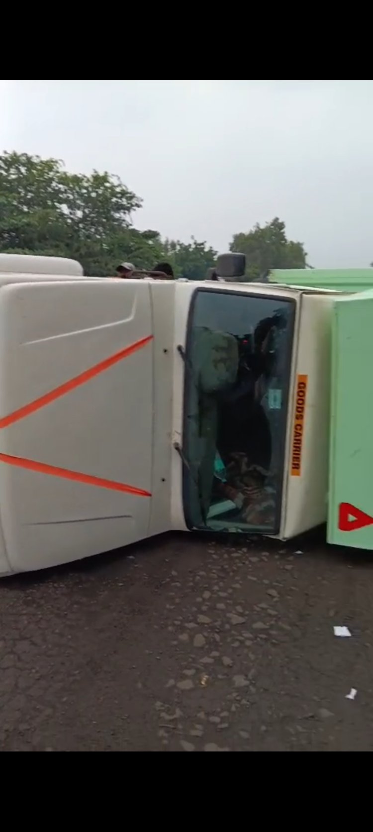 खड्डा चुकविण्याच्या नादात नगर मनमाड रस्त्यावर पुन्हा एक अपघात, सुदैवाने जिवितहानी नाही .