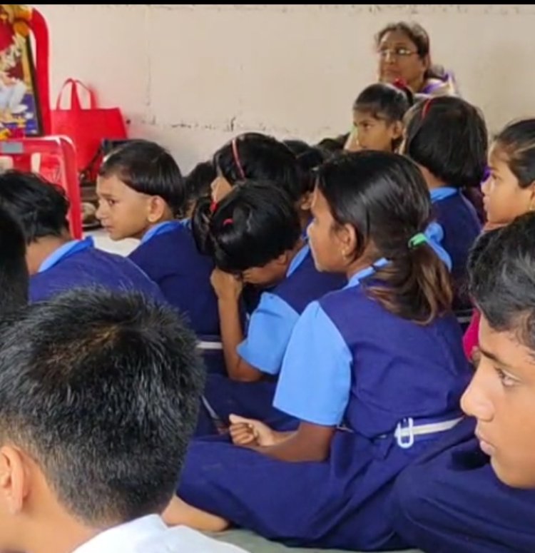 चांदा येथिल सोमेश्वर क्लास प्राथमिक शाळेतून बदली झालेल्या शिक्षकांना निरोप देतांना विद्यार्थ्यांना अश्रु अनावर.