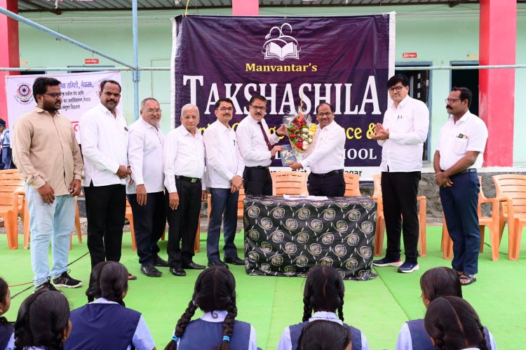 तक्षशिला शाळेत कायदेविषयक जनजागृती कार्यक्रम विद्यार्थ्यांनी साधला न्यायाधीश हस्तेकर यांच्याशी संवाद.