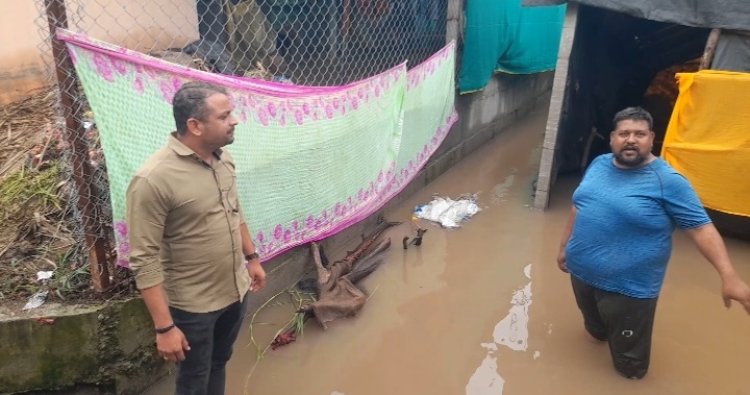 अतिवृष्टी झाल्याने देव नदीला महापूर,पिंप्री अवघड येथील अनेक घरांमध्ये पाणी घुसल्याने   आपत्तीग्रस्तांना जि. प . प्राथमिक शाळेत केले स्थलांतरित .