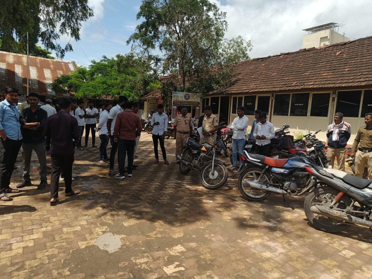 चोरीच्या गाड्या शोधण्यासाठी राहुरी पोलिसांकडून राबवलेल्या विशेष मोहिमे दरम्यानएक  एक आठवड्यामध्ये एकूण 232 केसेस 130200 /-रुपये दंड वसूल