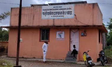 पशुवैद्यकीय दवाखाना फक्त नावालाच, औषधे उपलब्ध नसल्याने पशुपालक वैद्यकीय सेवेपासून वंचित .