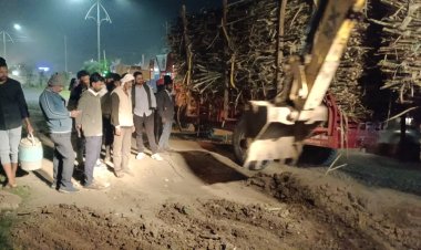 उसाने भरलेला ट्रॅक्टर हॉटेल ग्रीन समोरील खड्ड्यामध्ये अडकला