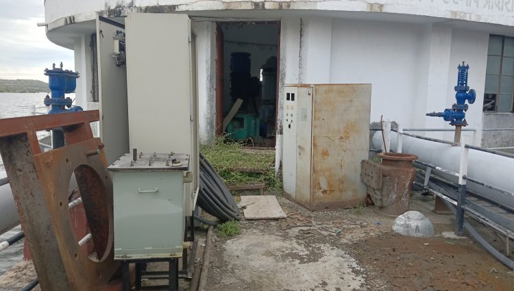 वांबोरी पाईप  चारी पंप गृह येथे अनेक दिवसांपासून अभियंता आणि वरिष्ठ अधिकारी यांचे लक्ष नाही