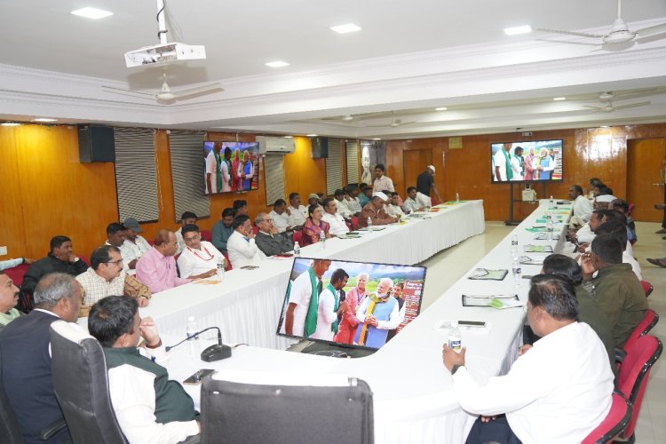 शेतकऱ्यांना 18 हजार कोटी प्रधानमंत्री किसान सन्मान निधीच्या हस्तांतरण सोहळ्याचे प्रक्षेपण कृषि विद्यापीठात संपन्न .