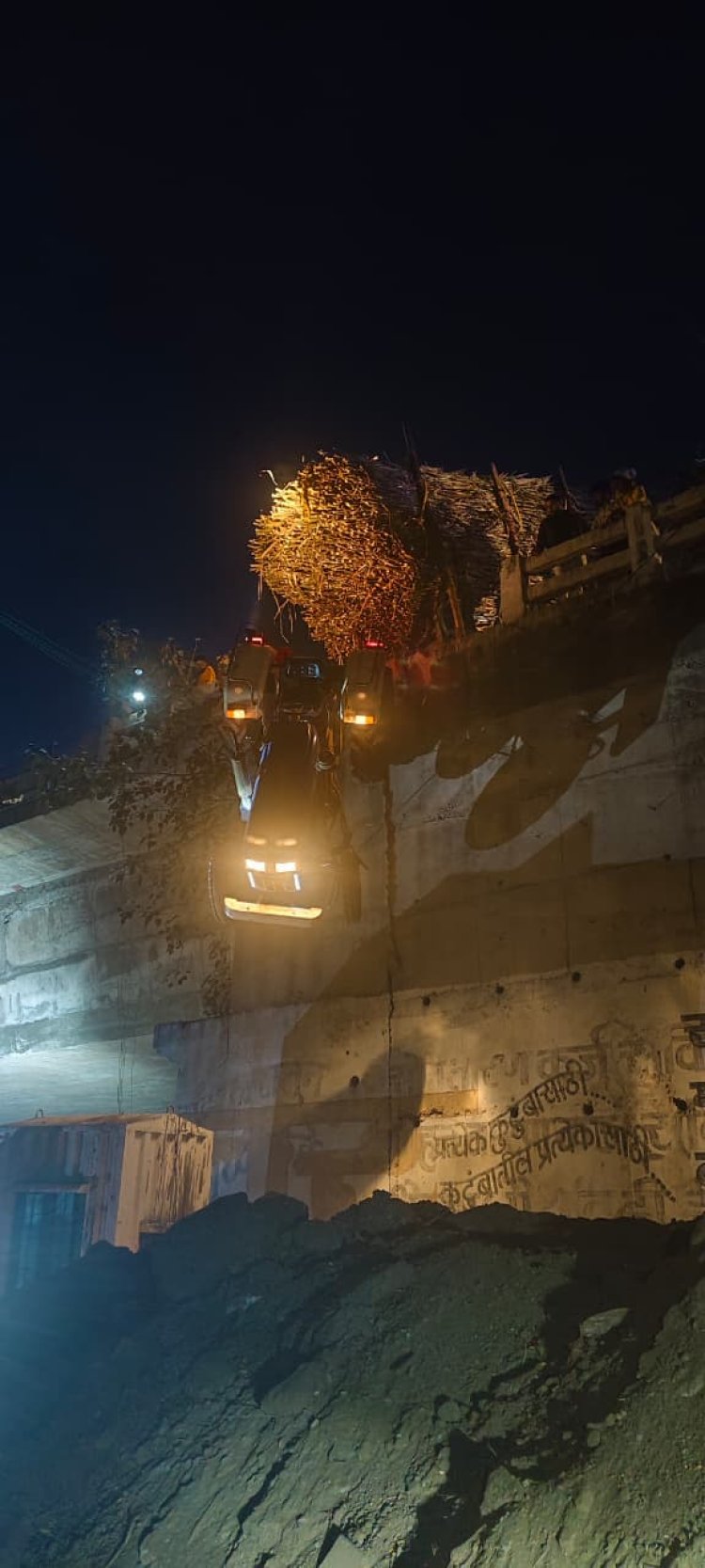 कोल्हार पुलावर  ट्रॅक्टरचा अपघात; नगर–मनमाड महामार्ग ठप्प