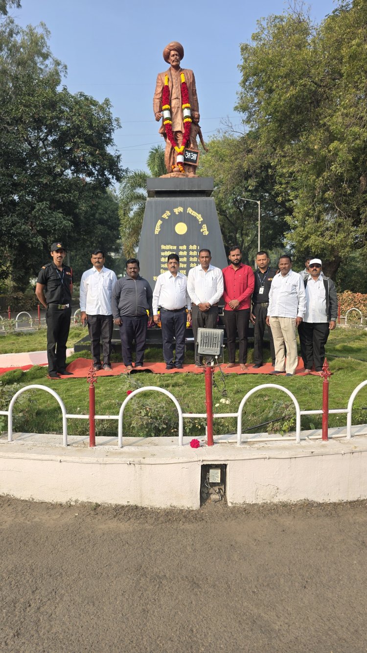 *राहुरी कृषी विद्यापीठात महात्मा फुले यांची 135 वी पुण्यतिथी साजरीकरून त्यांस अभिवादन करण्यात आले*