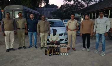 नगरपरिषद निवडणुकीच्या अनुषंगाने राहुरी शहरात विनापरवाना दारूची वाहतूक करणाऱ्या आरोपीस राहुरी पोलिसांनी गाडीसह घेतले ताब्यात