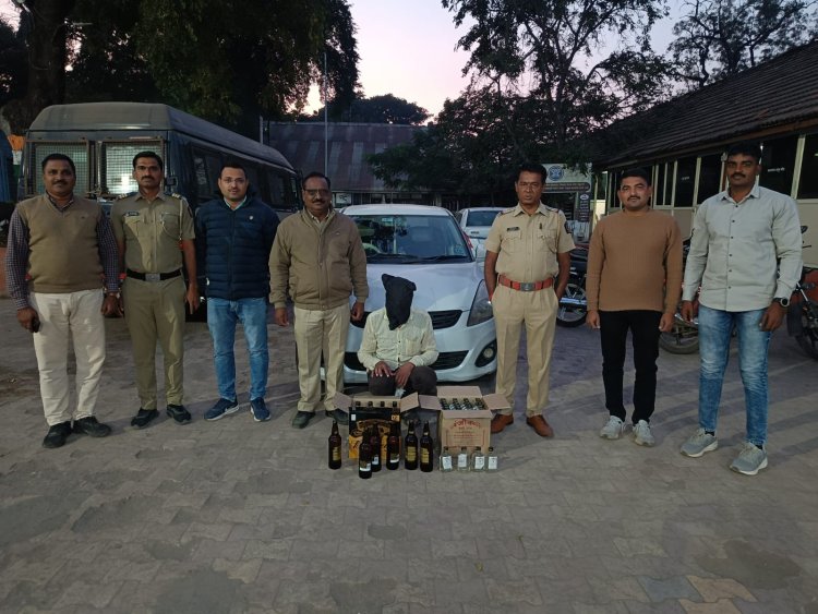 नगरपरिषद निवडणुकीच्या अनुषंगाने राहुरी शहरात विनापरवाना दारूची वाहतूक करणाऱ्या आरोपीस राहुरी पोलिसांनी गाडीसह घेतले ताब्यात