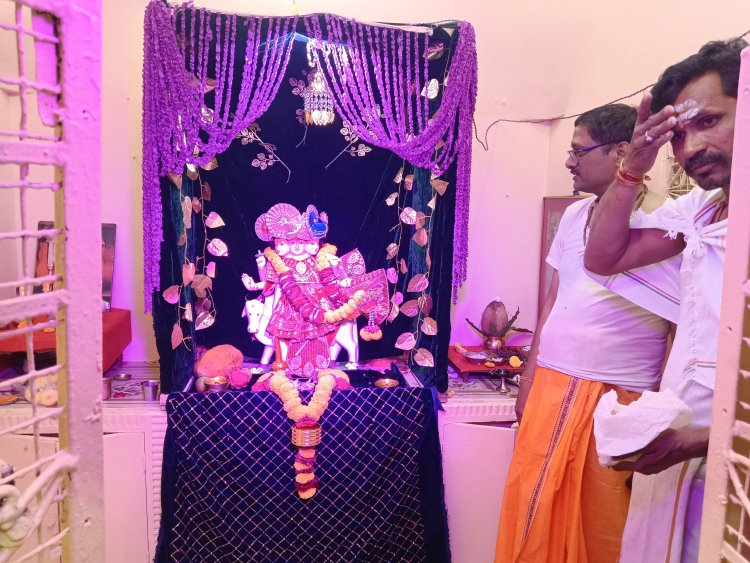 राहुरी खुर्द येथील दत्तवसाहत येथे श्री दत्त जयंती निमित्त अभिषेक आणि प्रवचन काल्याचे किर्तन महाप्रसादाचे आयोजन करण्यात आले आहे