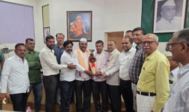 राहुरी व्यापारीअसोसिएशन तर्फे नवनिर्वाचित नगराध्यक्ष व उपनगराध्यक्षांचा जंगी सत्कार, शहराच्या विकासासाठी आणि समस्या निवारण्यासाठी व्यापाऱ्यांनी मांडले गाऱ्हाणे