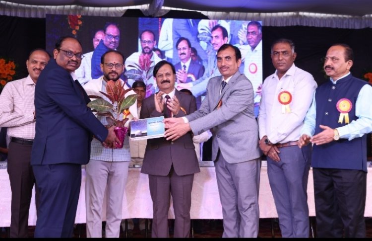 सावित्रीबाई फुले प्राथमिक,माध्यमिक व इंग्लिश मीडियम विद्यालयाच्या संयुक्त वार्षिक पारितोषिक वितरण व मातृदिन मोठ्या उत्साहात संपन्न.