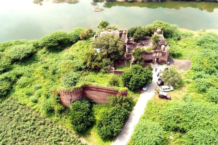 आसमान भरारी कादंबरीतून अखिल भारतीय मराठी साहित्य संमेलनात कवी परमानंद  यांची  महत्वपूर्ण भूमिका प्रकाश झोतात.