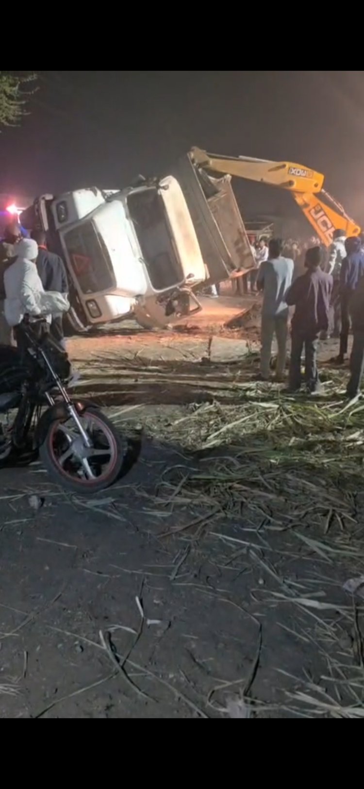 प्रवरानगर येथे वाळू वाहतूक करणारा डंपर पलटी; मोठी दुर्घटना टळली — अवैध वाहतुकीवर प्रशासनाची भूमिका चर्चेत