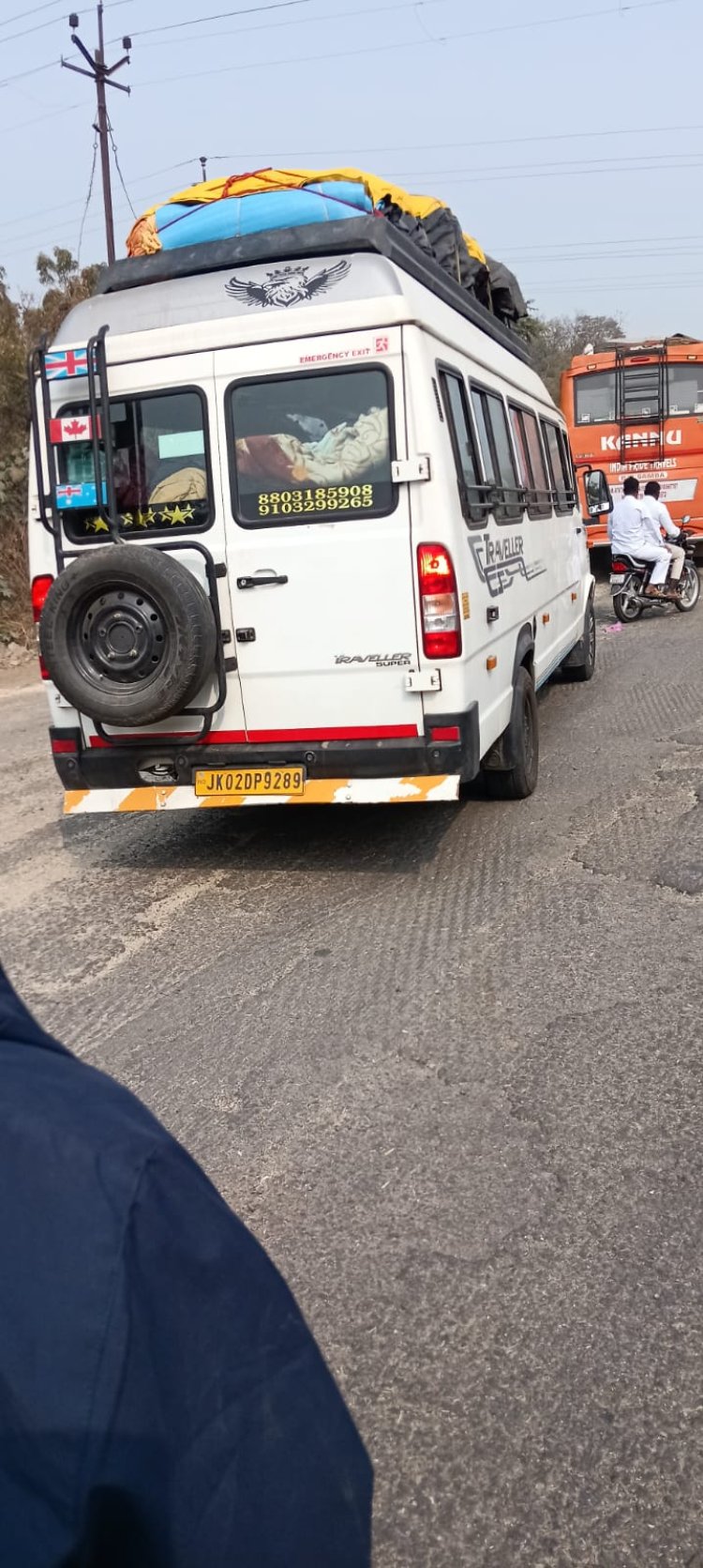 रॉंग साईटने वाहन चालवून ट्रॅफिकला अडथळा निर्माण करणाऱ्या वाहनावर कारवाई