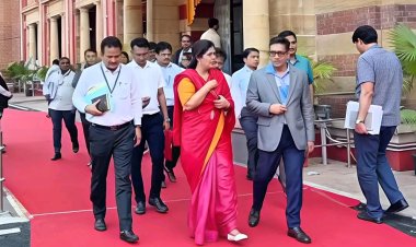 पंकजा मुंडे यांच्या ब्रीफिंगला गैरहजर; LAS अधिकारी देवेंद्र सिंह निलंबित