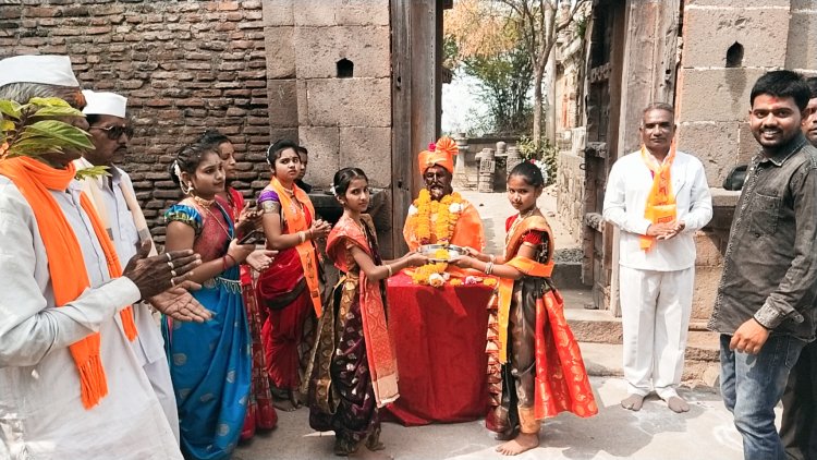 शिव भारत कार कवी परमानंद यांच्या ऐतिहासिक मठात शिवजन्मोत्सव सोहळा मोठ्या उत्साहात साजरा .