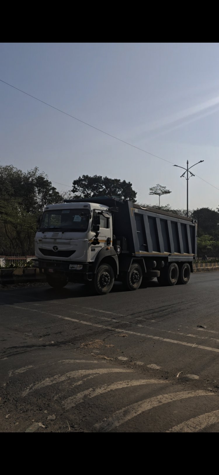 लोणी येथे विना नंबर डंपरांचा सुळसुळाट; प्रशासनाचा आशीर्वाद की दुर्लक्ष?
