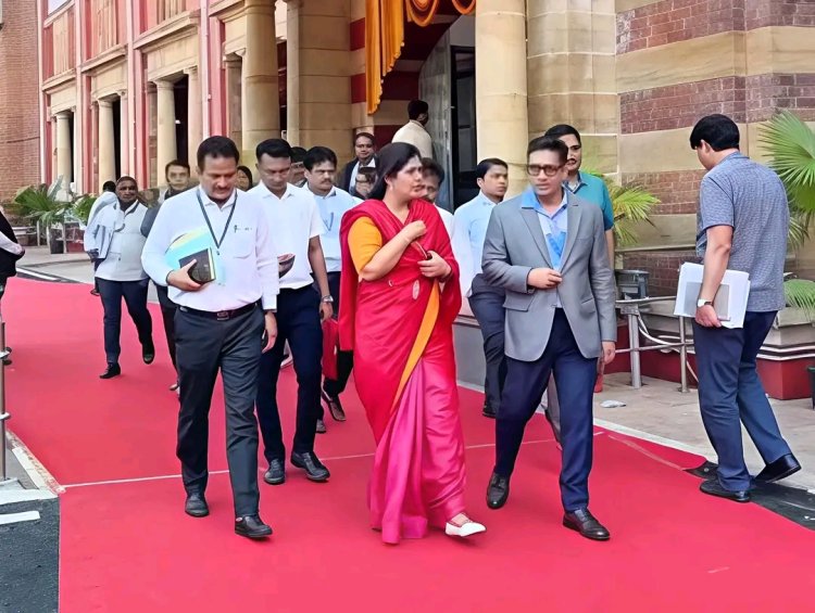 पंकजा मुंडे यांच्या ब्रीफिंगला गैरहजर; LAS अधिकारी देवेंद्र सिंह निलंबित