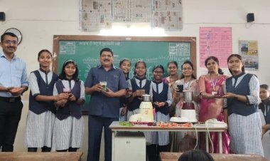 सावित्रीबाई फुले विद्यालयात राष्ट्रीय हरित सेनेमार्फत घेण्यात आली नैसर्गिक रंग निर्मितीची कार्यशाळा ; फळाफुलांपासून रंग निर्माण करून विद्यार्थ्यांनी केली कमाल .