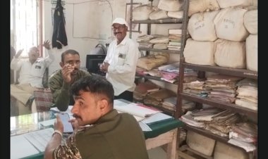 वनविभागाच्या कार्यालयात वन विभागाच्या मजुरा व एक कर्मचारी एकमेकाला शिवेगाळ व मारहाण ची धमकी