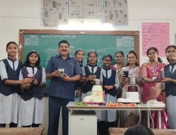 सावित्रीबाई फुले विद्यालयात राष्ट्रीय हरित सेनेमार्फत घेण्यात आली नैसर्गिक रंग निर्मितीची कार्यशाळा ; फळाफुलांपासून रंग निर्माण करून विद्यार्थ्यांनी केली कमाल .