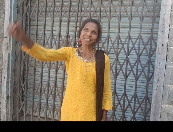 राहुरी शहरातील शिवाजी महाराज पुतळा विटंबना प्रकरणी , एका भोळसर महिलेची प्रतीक्रिया ऐका