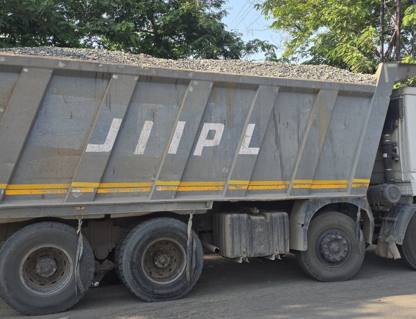 अवैध खडी वाहतूक करणाऱ्या डंपरची कारला धडक; अवैध वाहतूक असूनही राहुरी पोलिस-महसूलची कारवाई नाही – चौकशीची मागणी