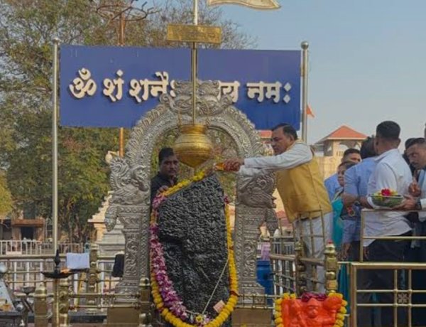 श्रीक्षेत्र शनिशिंगणापूर या ठिकाणी भाविकांची लूट करणाऱ्या दोघांवर गुन्हा दाखल.