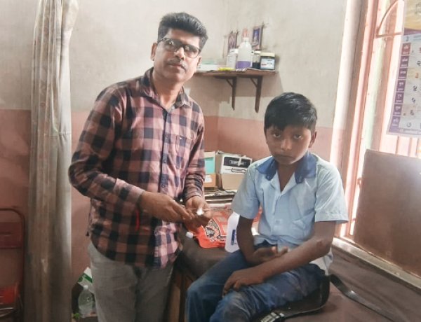 अपघाती वळणा वरील झाडांमुळे खेडले परमानंद येथे शालेय विद्यार्थ्यांचा अपघात .