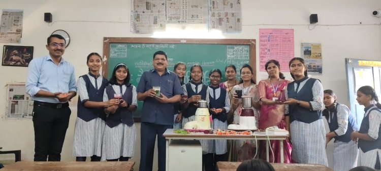 सावित्रीबाई फुले विद्यालयात राष्ट्रीय हरित सेनेमार्फत घेण्यात आली नैसर्गिक रंग निर्मितीची कार्यशाळा ; फळाफुलांपासून रंग निर्माण करून विद्यार्थ्यांनी केली कमाल .