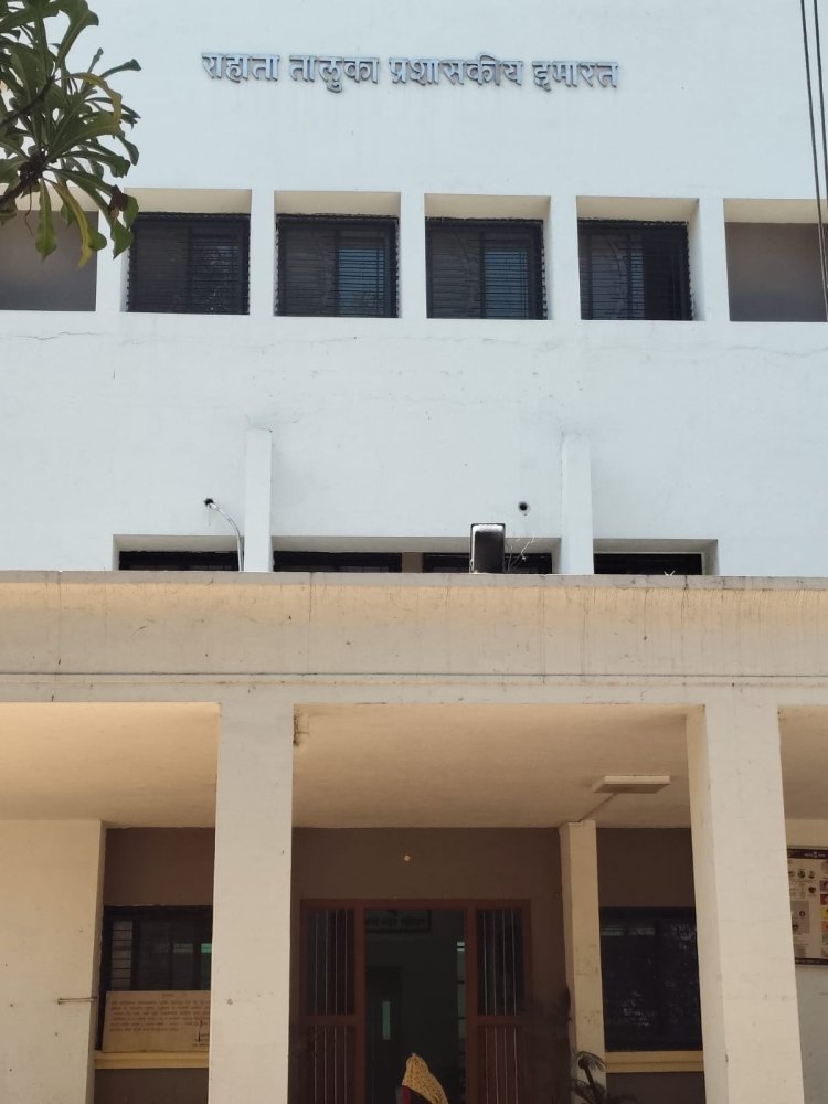 लोणी खुर्दमध्ये शेतकऱ्यांचा रस्ता बंद; तहसील कार्यालयासमोर उपोषणाचा इशारा