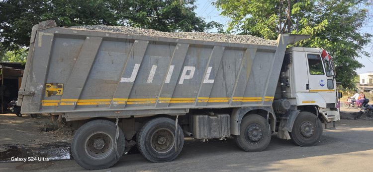 अवैध खडी वाहतूक करणाऱ्या डंपरची कारला धडक; अवैध वाहतूक असूनही राहुरी पोलिस-महसूलची कारवाई नाही – चौकशीची मागणी