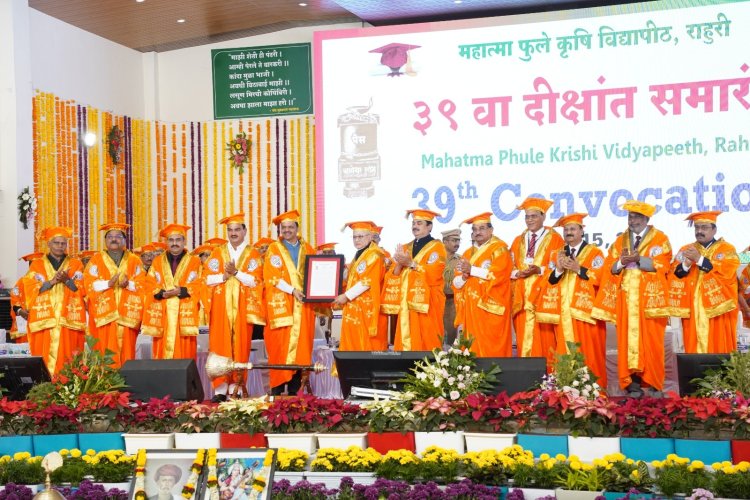 महात्मा फुले कृषि विद्यापीठाचा 39 वा पदवीप्रदान समारंभ संपन्न* ,तसेच राज्यपाल यांच्या हस्ते -महाराष्ट्राचे मुख्यमंत्री माननीय देवेंद्र फडणवीस जी यांना डॉ ही पदवी बहाल करण्यात आली
