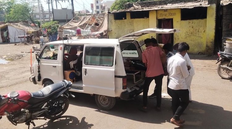 एक ४३ वर्षीय इसम २३ मार्च रोजी दुपारच्या दरम्यान राहुरी पोलिस ठाण्याच्या आवारात विषारी औषध घेतलेल्या अवस्थेत आढळून आला.